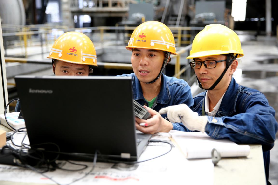 黄运峰在现场与职工交流plc知识