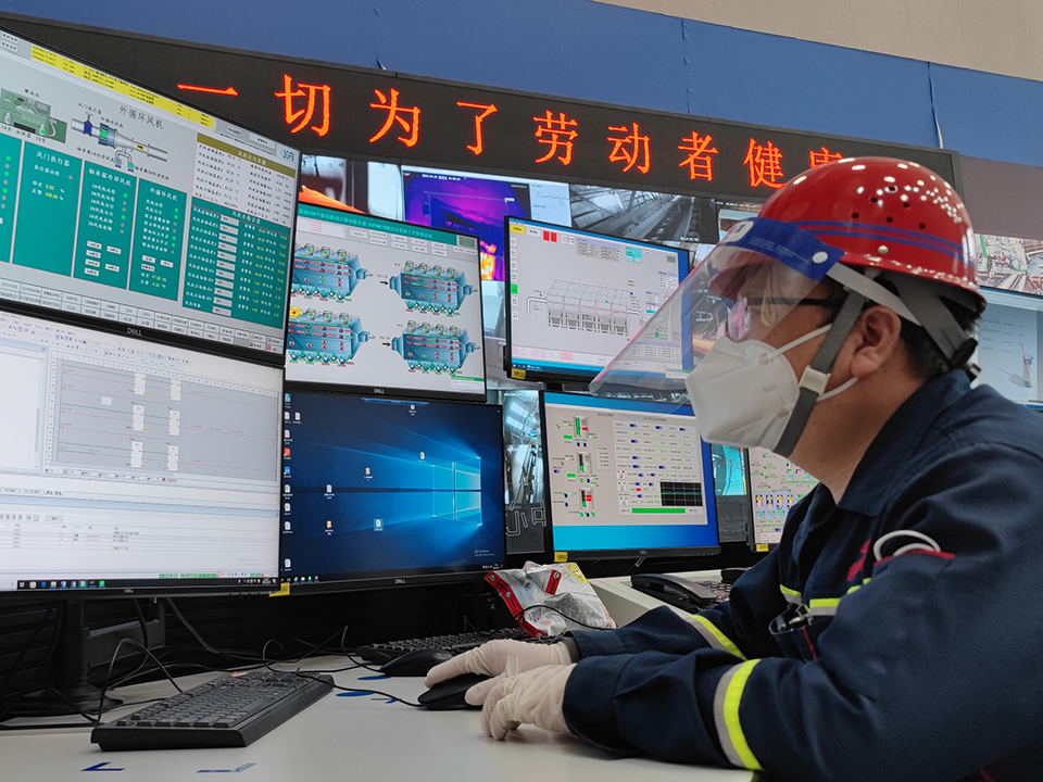 图3：职工坚守岗位抗疫保产